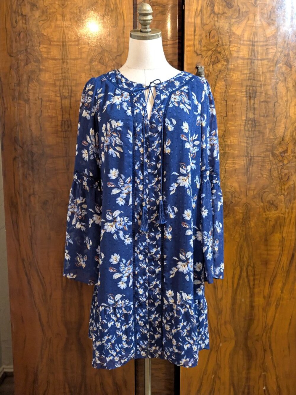 White House Black Market Blue Floral Lace Inset Shift Dress Size L Bell Sleeve